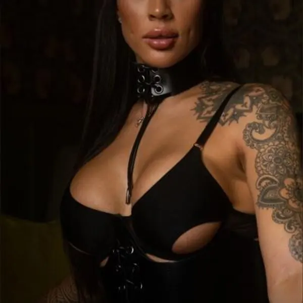 Sofia Lee's 100 in control OnlyFans profile photo